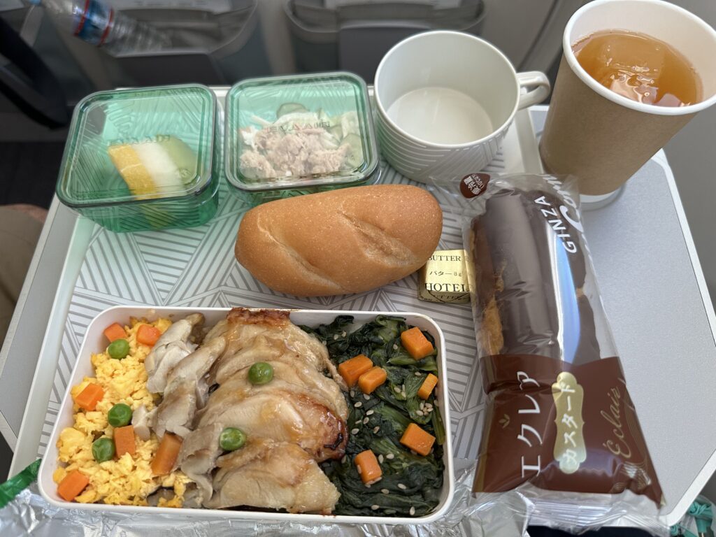 エバー航空エコノミークラスで提供された鶏の照り焼きとご飯の機内食