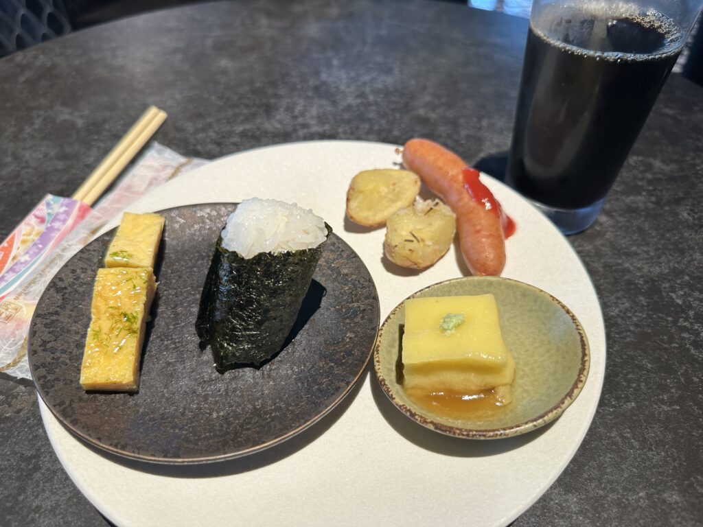 羽田センチュリオン・ラウンジで食べたおにぎり、卵料理、ソーセージとコーヒー