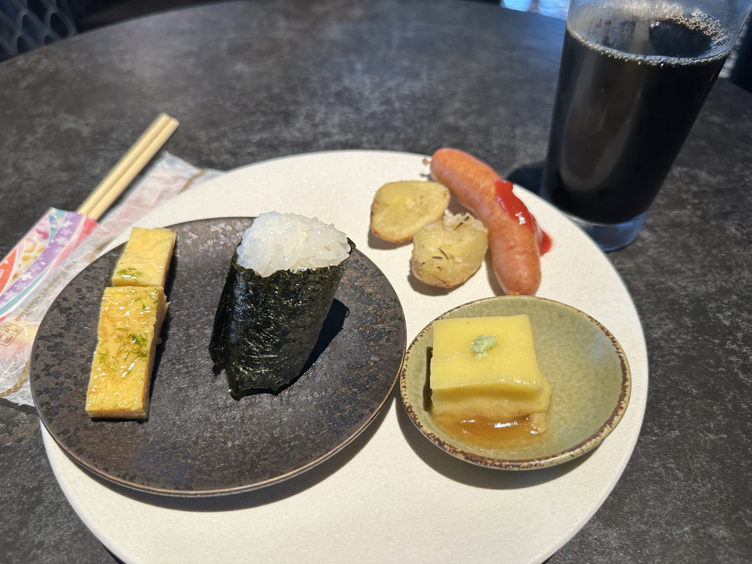 羽田センチュリオン・ラウンジで食べたおにぎり、卵料理、ソーセージとコーヒー