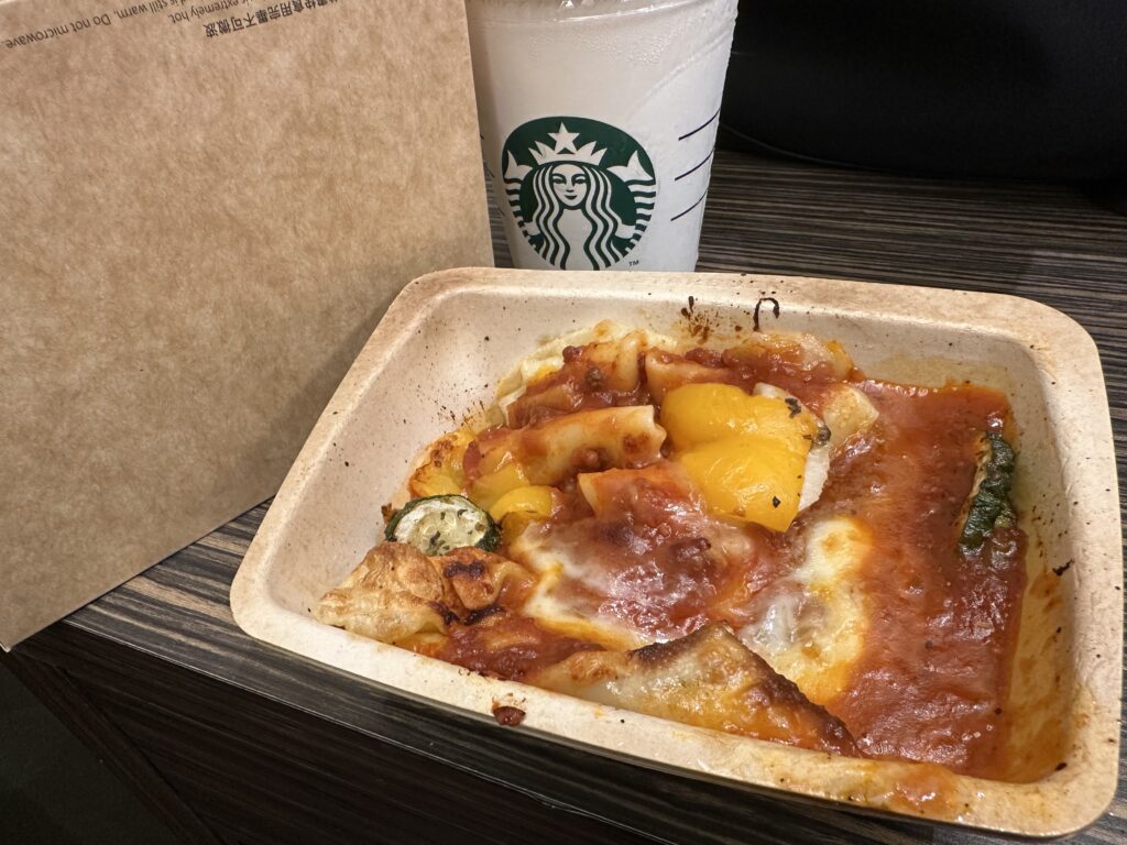 スターバックスで購入したラザニアとコーヒー
