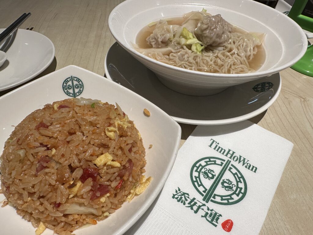 添好運のテーブルに並ぶ炒飯と雲呑麺