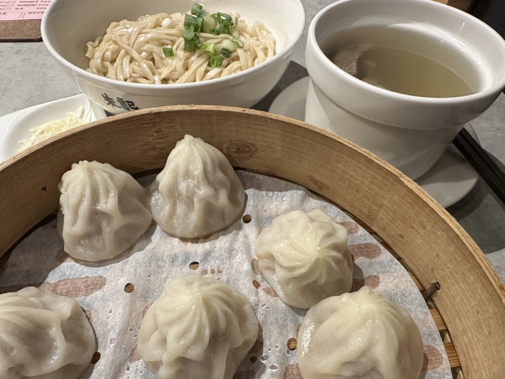 朱記餡餅粥で食べた蒸し点心、麺とスープ