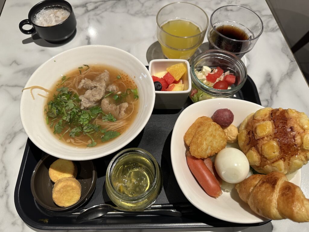 松山空港のラウンジで食べた麺料理、パン、サラダ、果物と飲み物